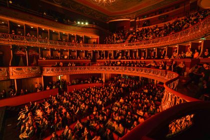 plateia do teatro cheia de público