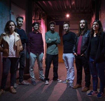Fotografia em ambiente noturno dos 7 elementos da banda de Lisboa 'Sardinhas com bigodes'
