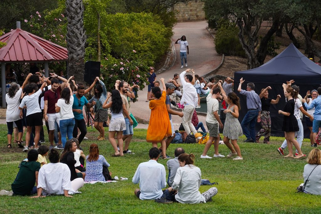 pessoas a dançar num jardim