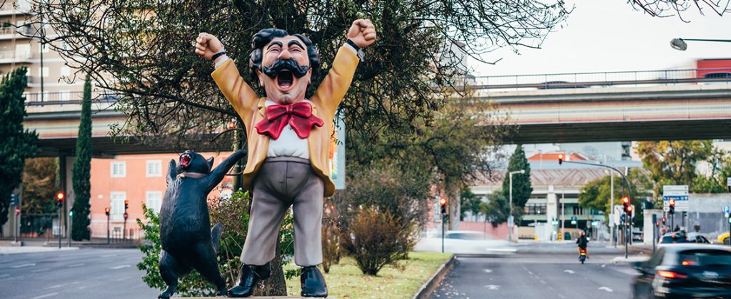 Estátua de Bordalo Pinheiro e seu gato em frente ao Museu