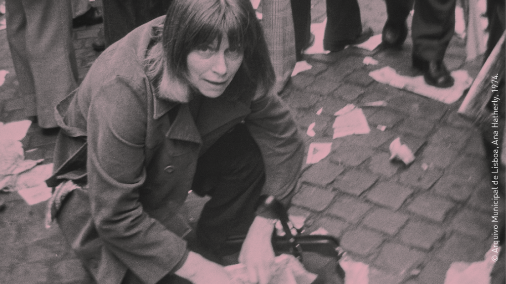 Ana Hatherly agaixada numa rua 