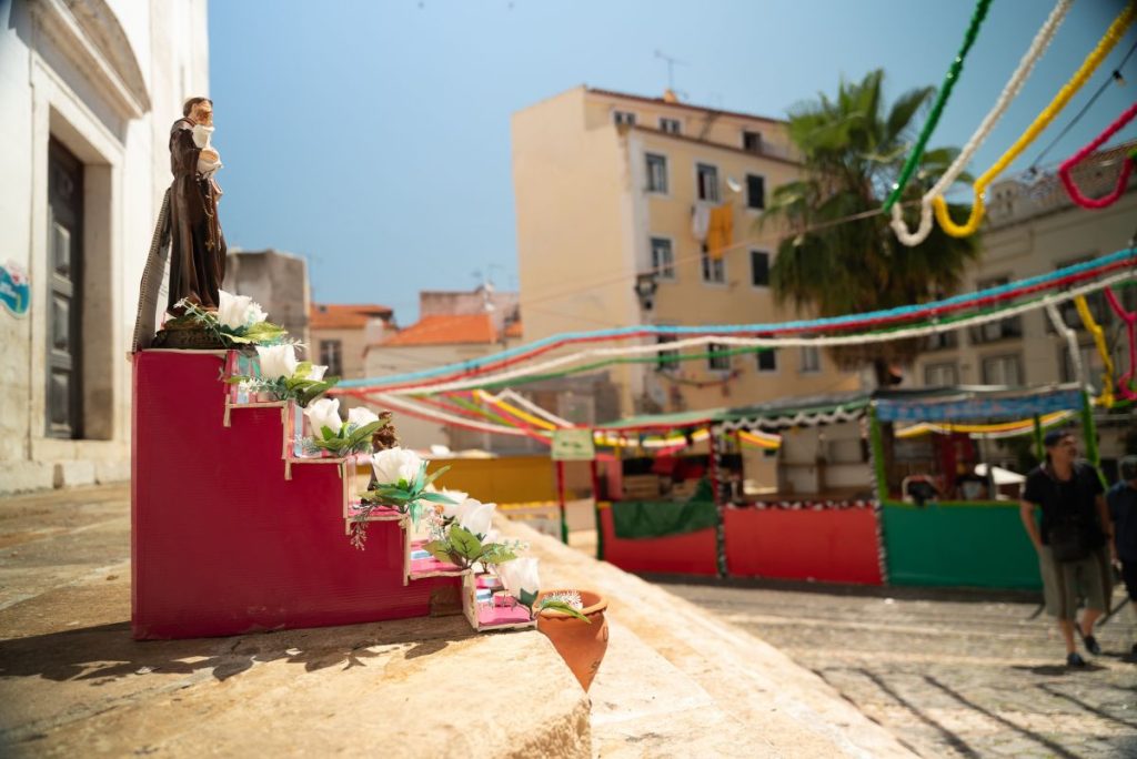 Um trono de Santo António exposto numa rua de Lisboa