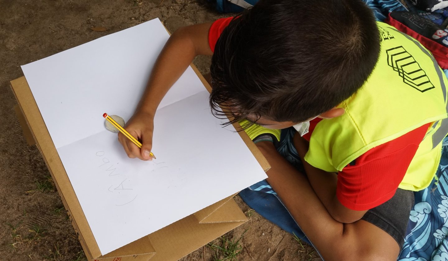 criança a desenhar