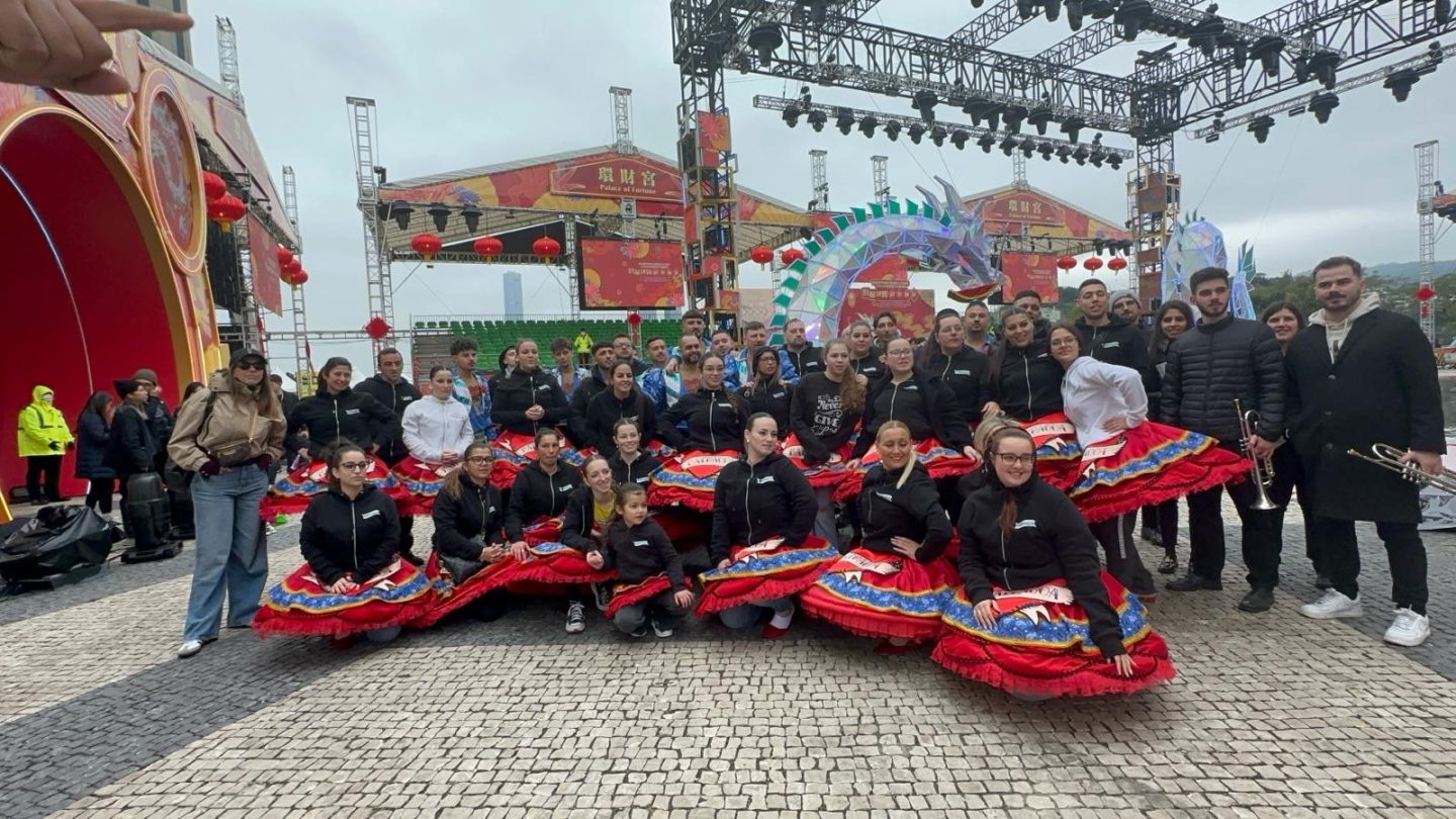 marchantes num evento com cenário oriental 