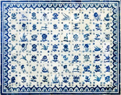 Painel de azulejos com elementos florais