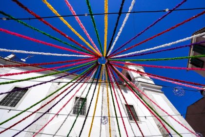 Decorações de rua com fitas coloridas durante as Festas de Lisboa