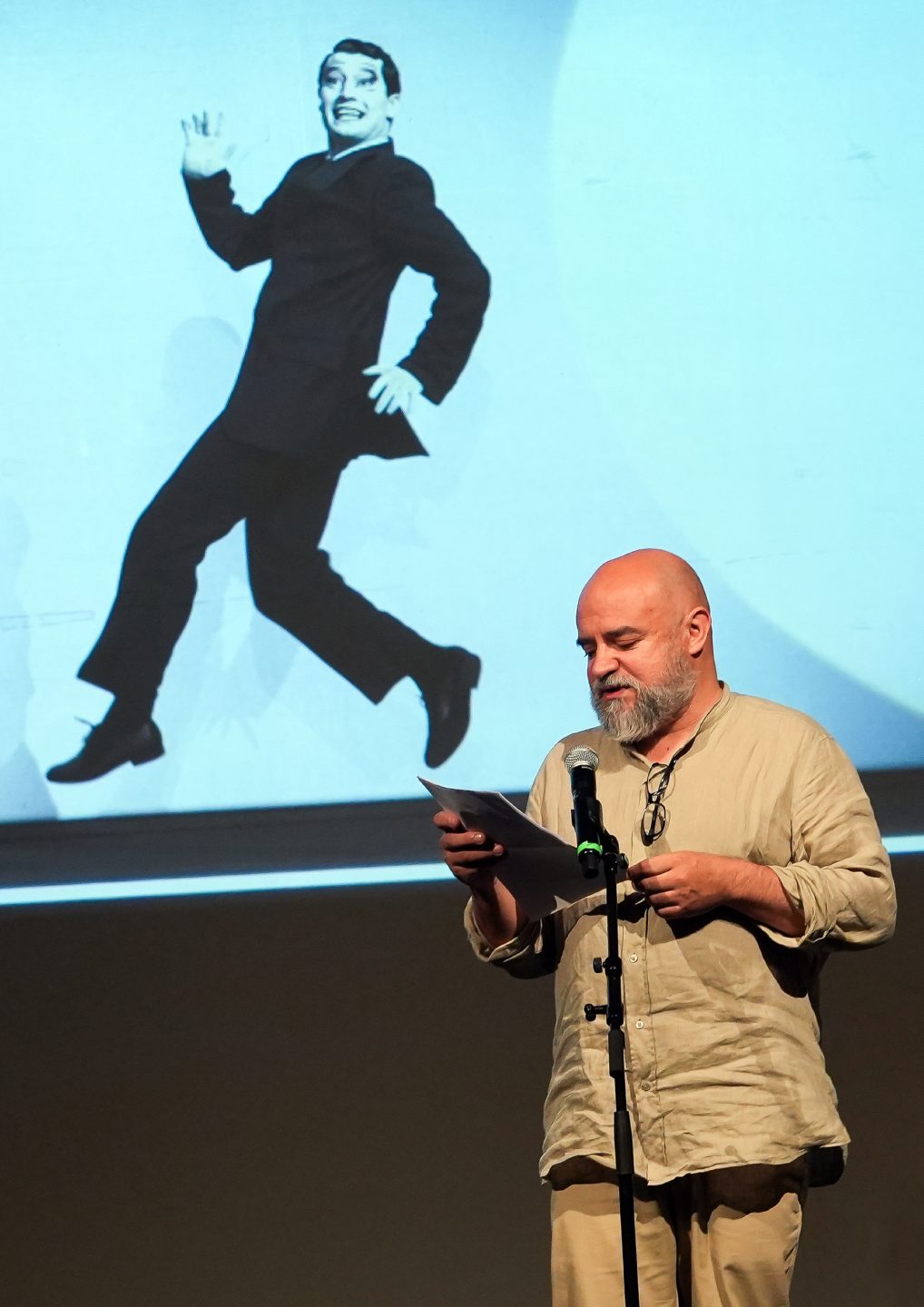 Homem no palco a falar. 