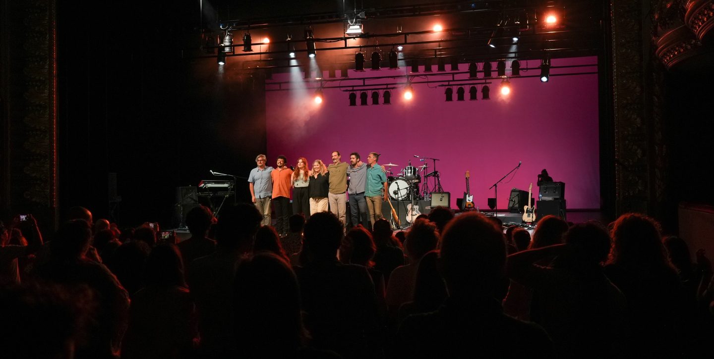 grupo musical em palco a agradecer