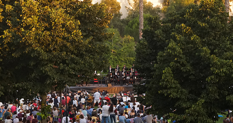 banda a tocar num jardim com público a asssitir