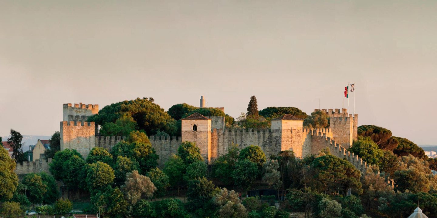 Castelo no topo de uma colina