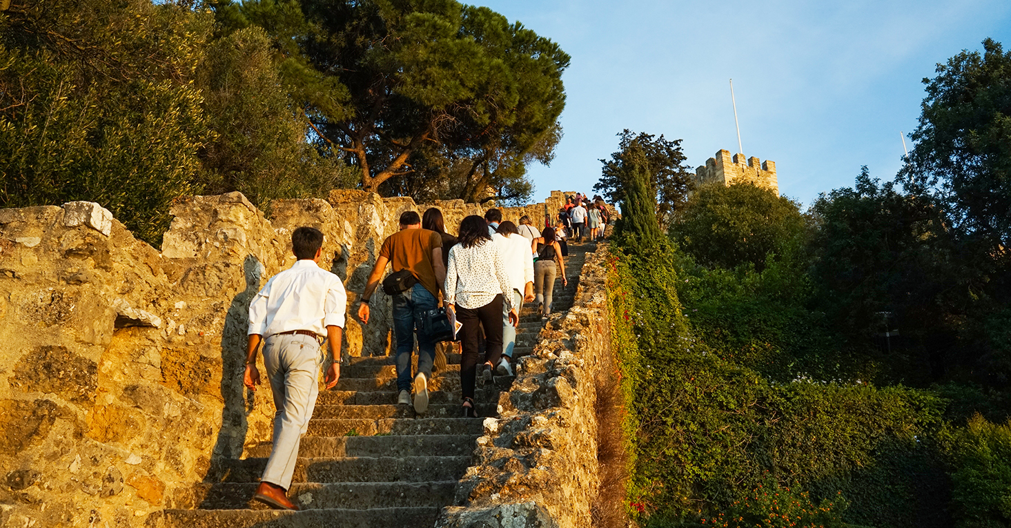 grupo de pessoas a subir escadas de 1 castelo