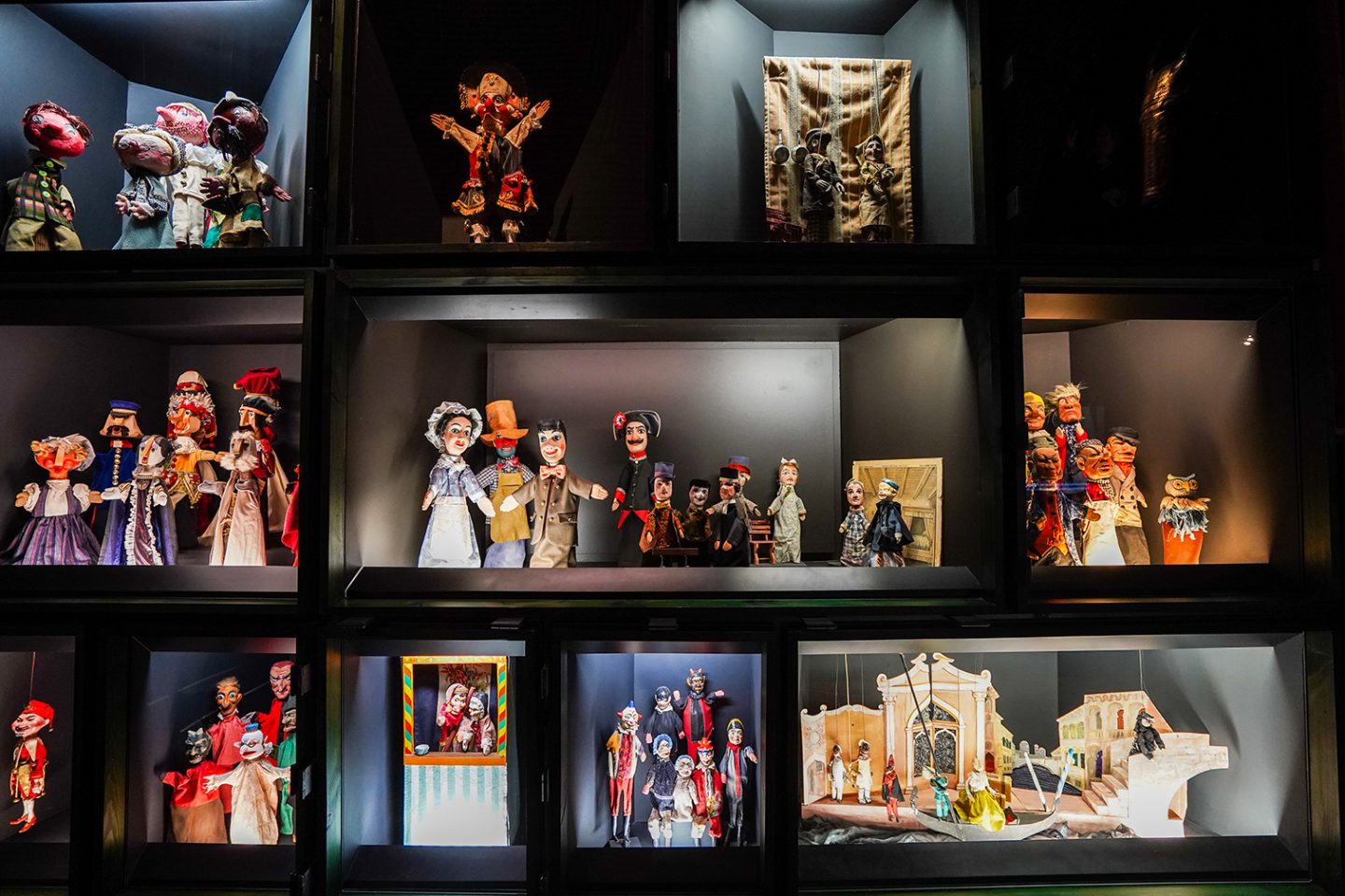 vitrine com várias marionetas
