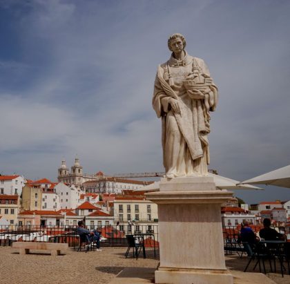 Fotografia da escultura de São Vicente no Miradouro das Portas do Sol