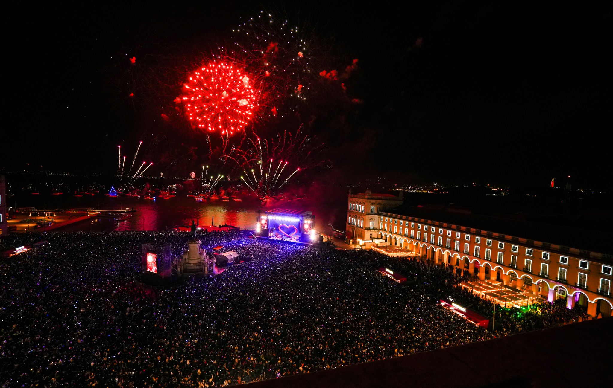 fogo de artifício ao fundo de 1 grande praça