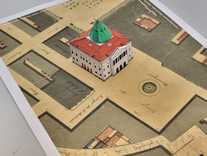 Modelo tridimensional em papel de edifício, sob planta