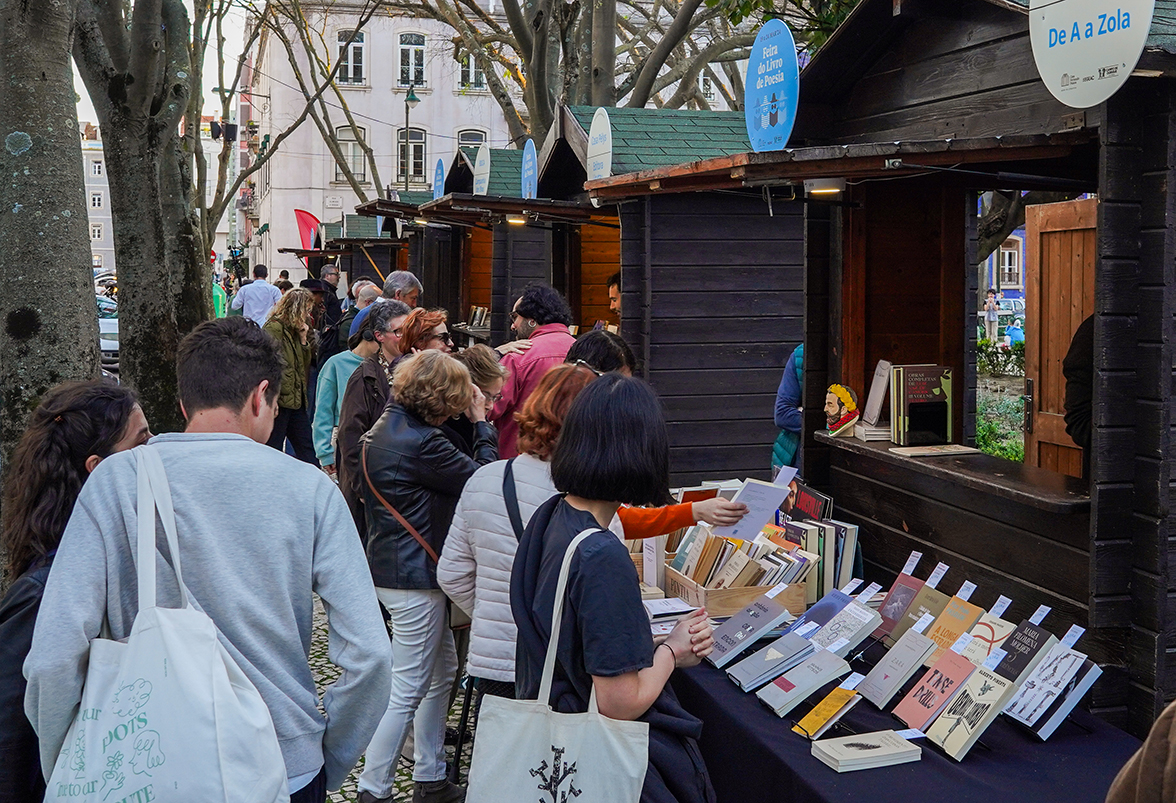 pessoas numa banca de livros