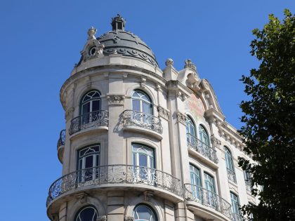 Fotografia de um edificio da Avenida Almirante Reis, com céu azul ao fundo