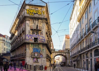 Cruzamento entre a Rua Nova do Carvalho (Rua Cor-de-Rosa) e a Rua de S. Paulo, separadas por edifício grafitado.