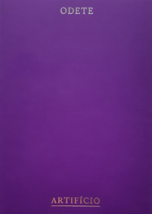 Capa integralmente roxa, com o título e nome da artista em letras pequenas