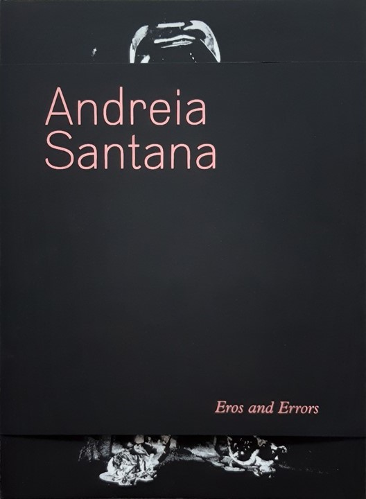 Capa preta com encarte. O título fica à vista