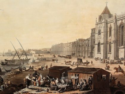 Junto ao rio Tejo, em frente ao Mosteiro dos Jerónimos, pessoas passeiam, conversam, vendem mercadorias