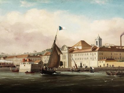 Pintura a óleo retangular onde se vê a margem do rio Tejo, com um barco ao centro e um edifício de três pisos branco em segundo plano