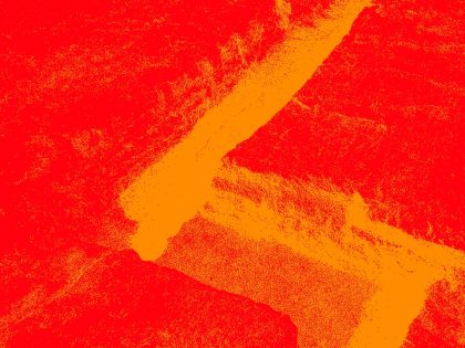 Ilustração com fundo vermelho e uma pincelada cor de laranja