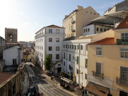Imagem da Rua Augusto Rosa onde é visível a Sé à esquerda e o Museu do Aljube à direita