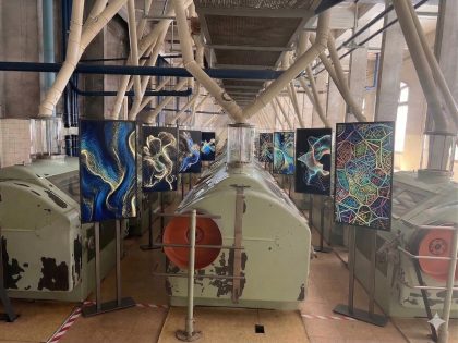 Numa das salas do Museu de Lisboa - Fábrica de Moagem, vemos vários painéis expostos