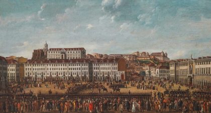 Pintura do início do século XIX. Mostra a praça do Rossio. Edifícios de três andares, brancos, em três lados da praça. Multidão na praça e na primeira linha do quadro. Céu azul ponteado de leves nuvens brancos na metade superior da pintura