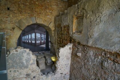 Imagem de vestígios do terramoto no interior do Museu de Lisboa - Teatro Romano