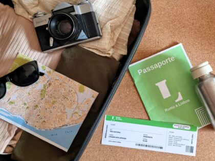 Fotografia de uma mala com um mapa, um bilhete e um passaporte