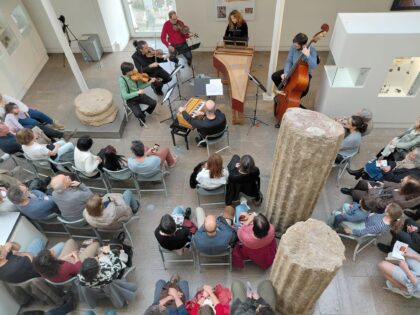 Fotografia no Museu de Lisboa - Teatro Romano, do grupo Músicos do Tejo a atuar, rodeados de público a assistir, numa perspetiva tirada de cima